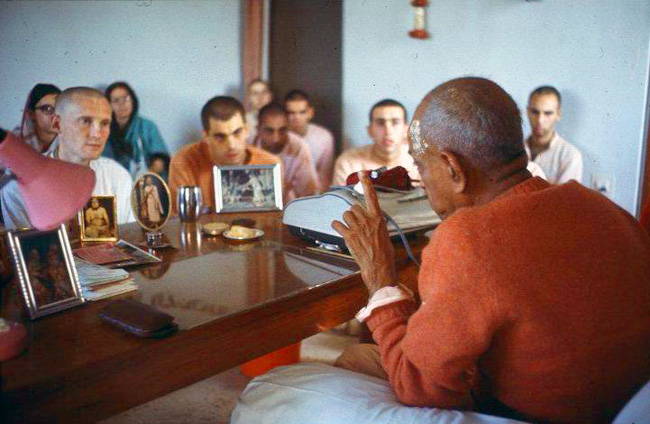 Шрила Прабхупада: Тех, кто занят благотворной деятельностью в преданном служении, ведёт по жизни Сверхдуша