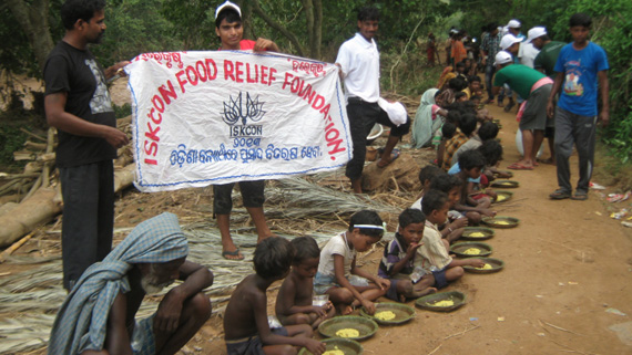 ИСККОН снабжает продовольствием пострадавших от циклона Файлин