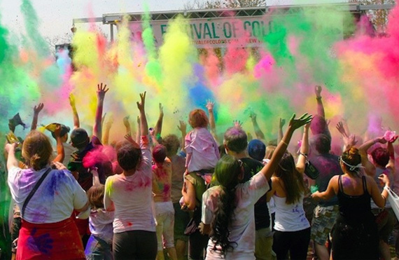 Фестиваль красок в Новом Вриндаване собрал 5000 участников