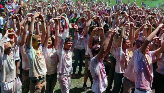 Фестиваль красок в Новом Вриндаване собрал 5000 участников