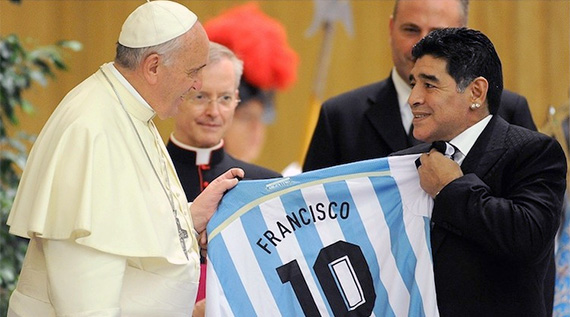 Диего Марадонна дарит футболку с именем Франциско на аудиенции Папы Римского Франциска