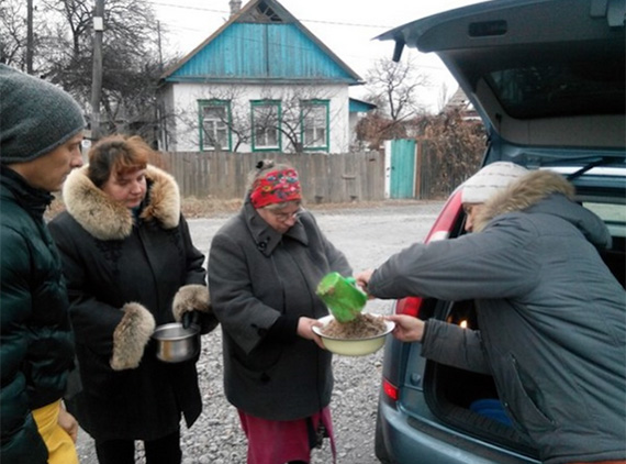 Отважные преданные кормят людей в Донецке