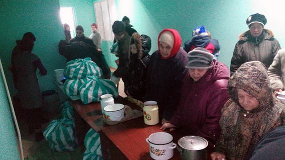 Отважные преданные кормят людей в Донецке