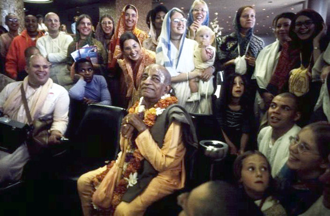 Шрила Прабхупада: Необходимо постичь Бога, который пребывает как внутри нас, так и вовне, и действовать в сознании Кришны, получая Его указания изнутри и извне